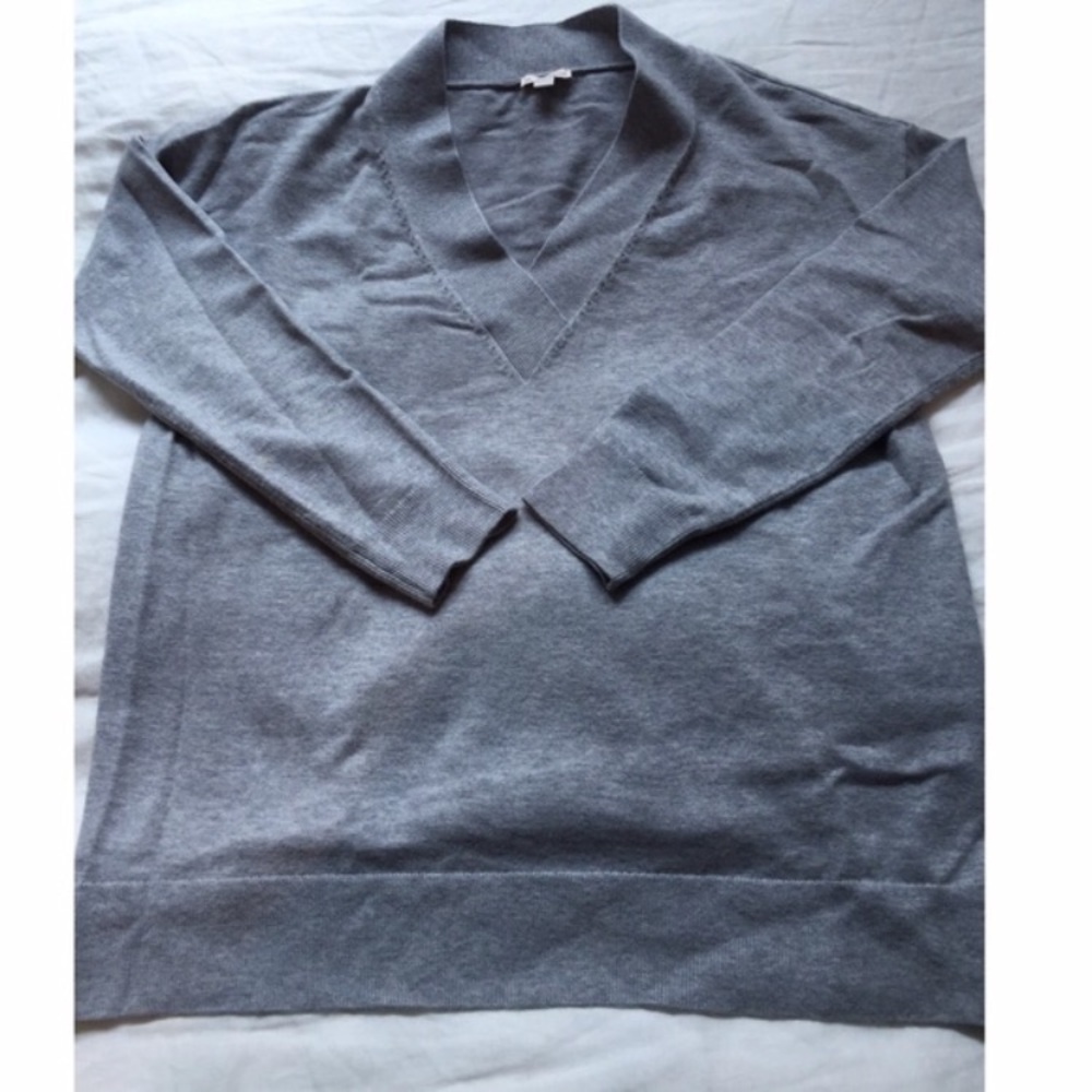 GAP GREY VNECK LONG SLEEVE SWEATER